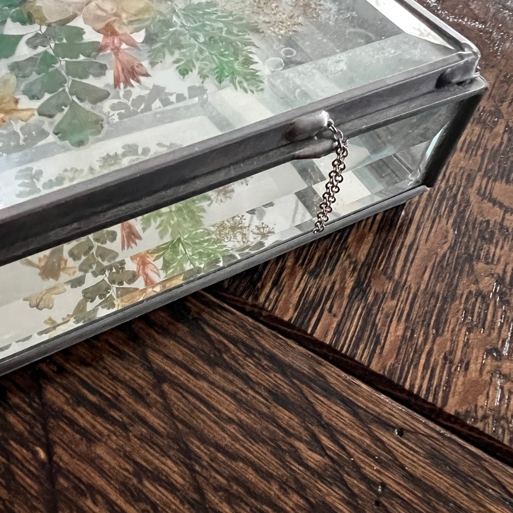 Vintage Pressed Flower Glass Trinket Box Mirrored Bottom Silver Frame Hinged - Picture 2 of 6